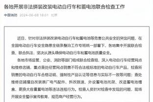 击败切尔西！克洛普抱着冠军奖杯，在飞机上睡着了……